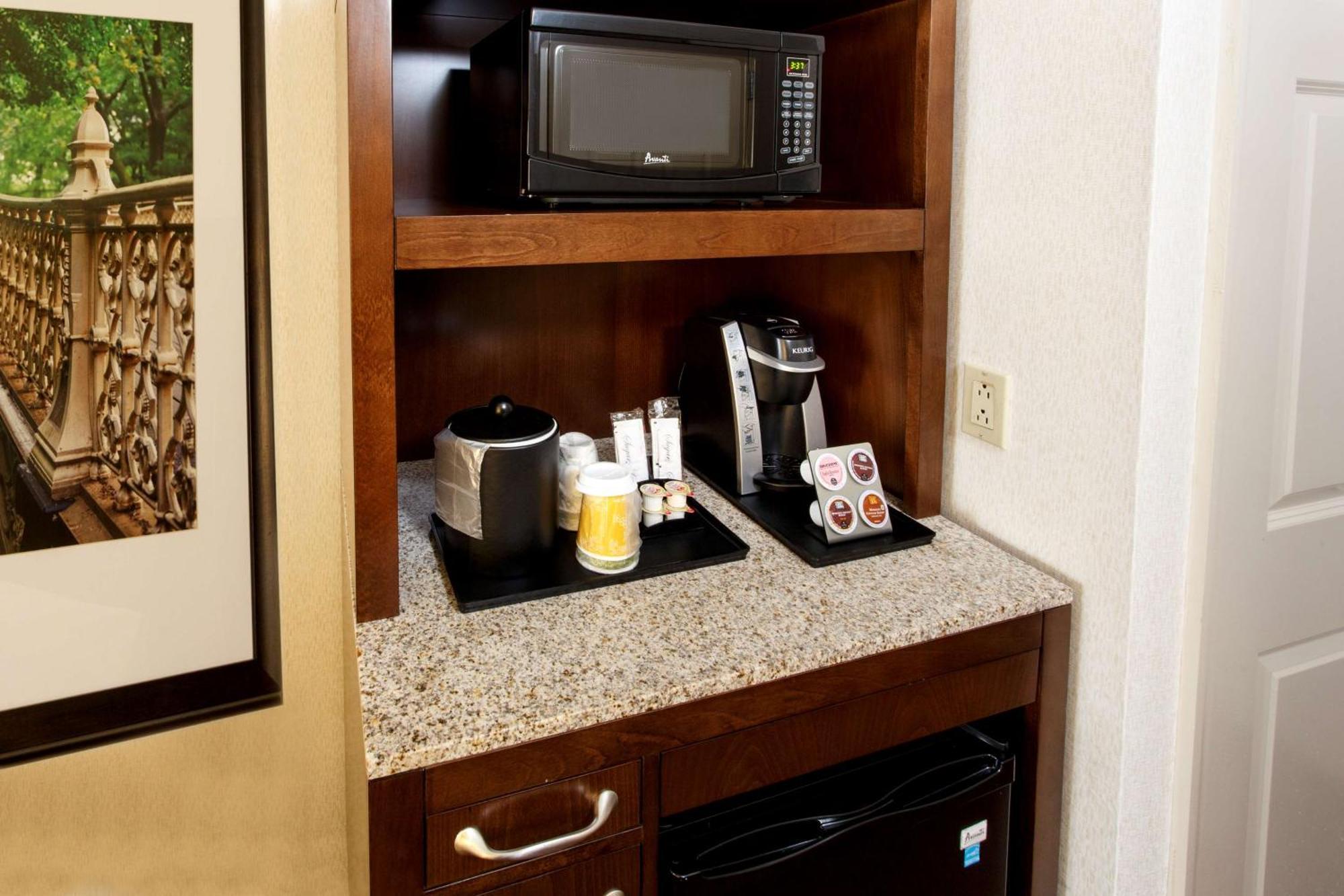 Hilton Garden Inn New York/Staten Island Экстерьер фото